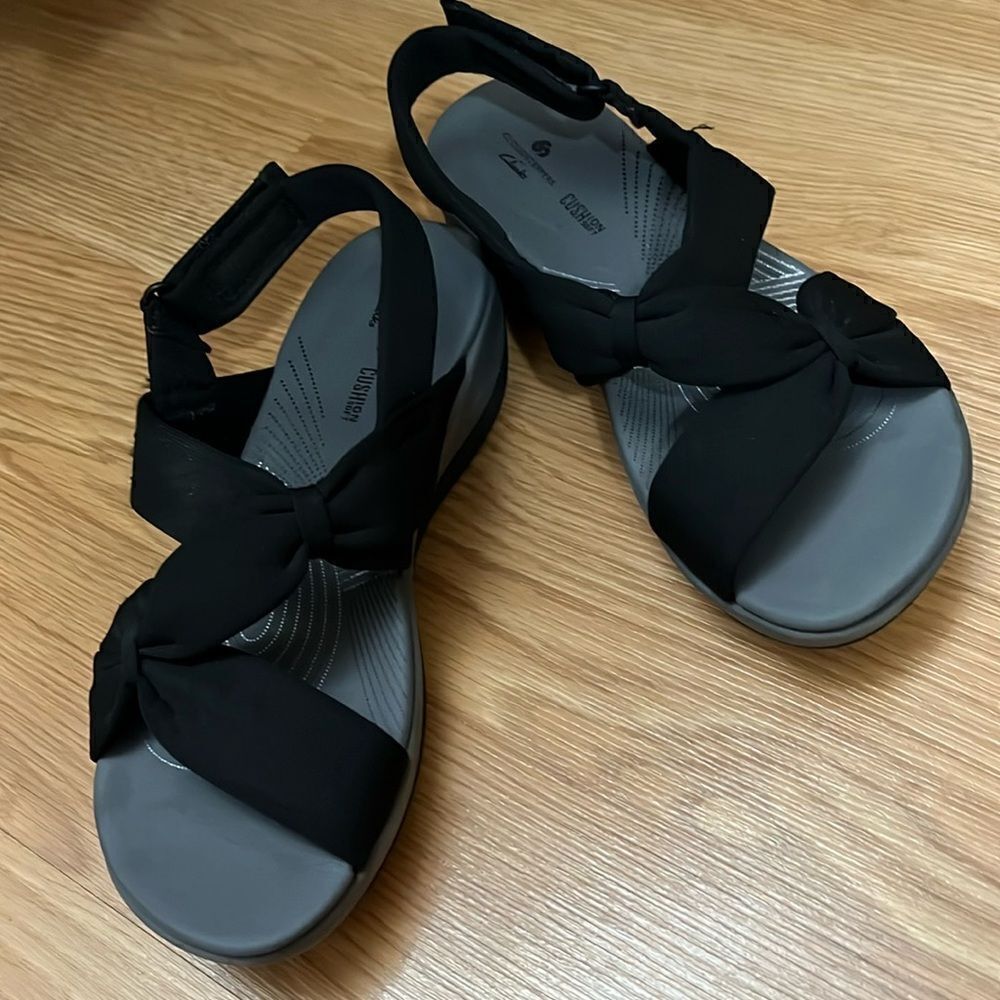 CLARKS CLOUDSTEPPERS WOMEN’S SIZE 6  ARLA MAE BOW SANDALS